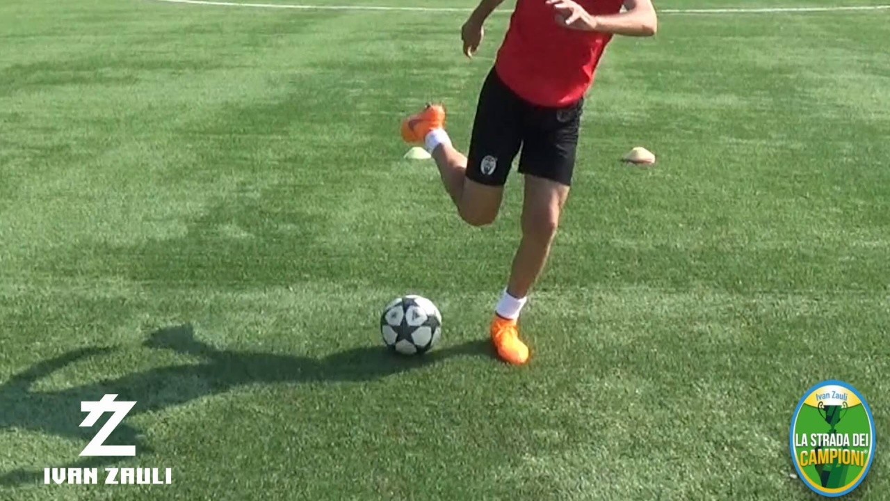 FEINTS AND DRIBBLINGS: Dribbling techniques with combined movements: outside touch, foot faint, outside touch, inside cut